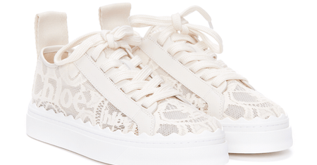 Jak nosić damskie sneakersy? Zobacz pomysły na stylizacje!