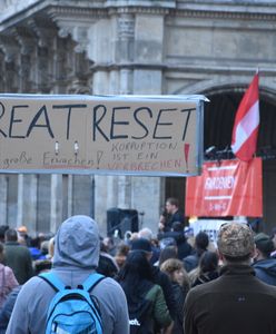 Obostrzenia w Austrii. Tłum przeciwników lockdownu przeszedł ulicami Wiednia