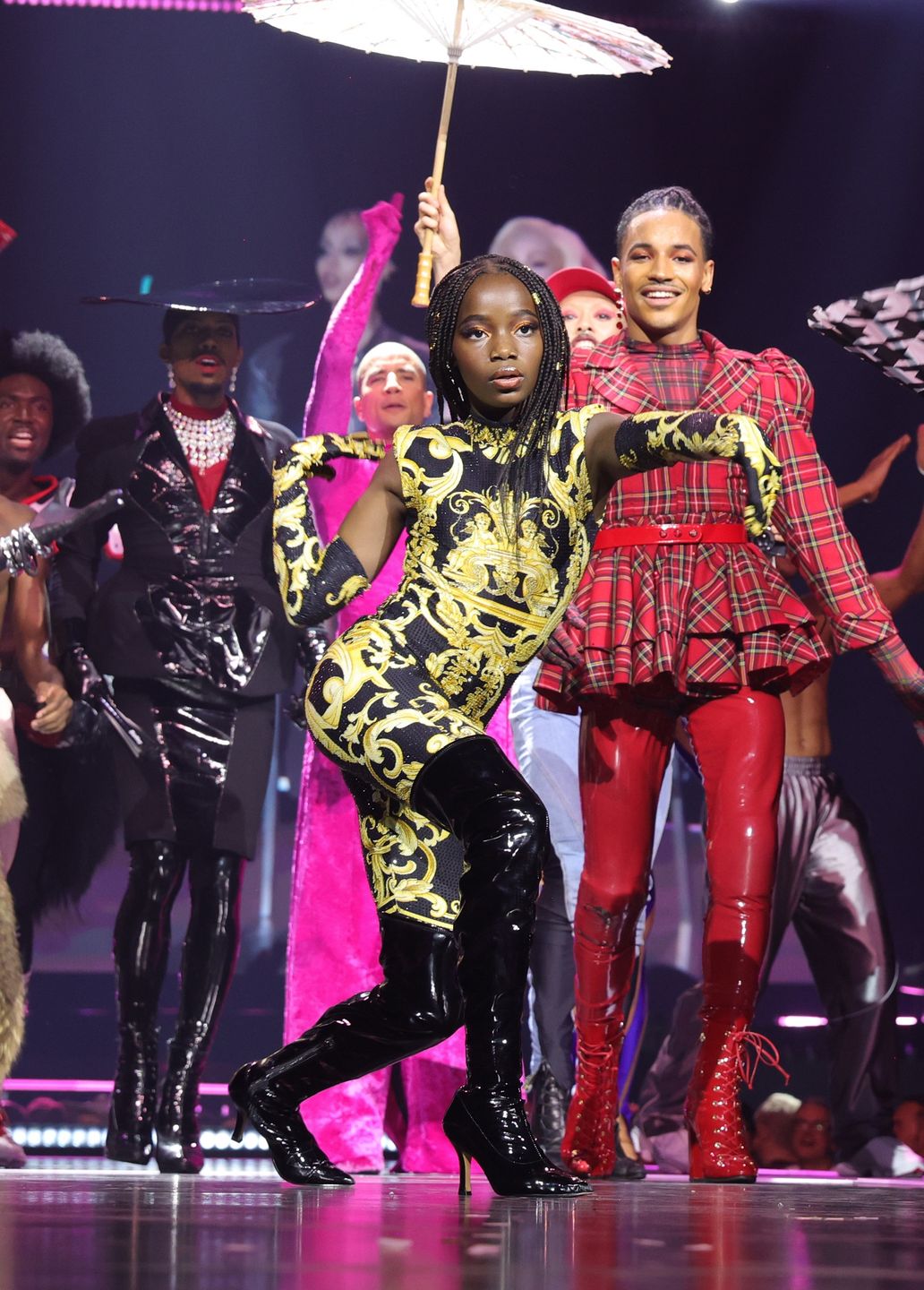 Madonna z córkami na scenie