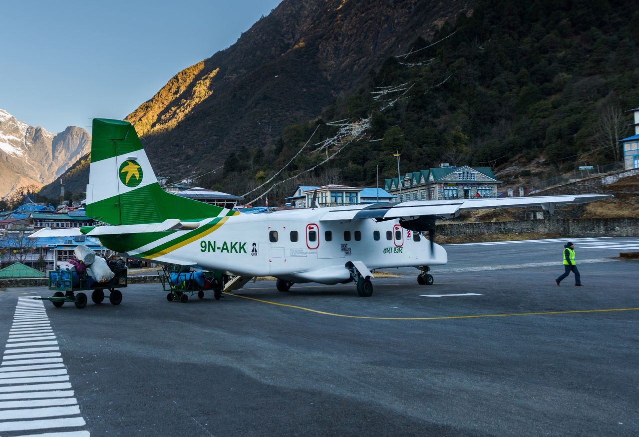 Nepal. Samolot złapał gumę. Pasażerowie wzięli sprawę we własne ręce