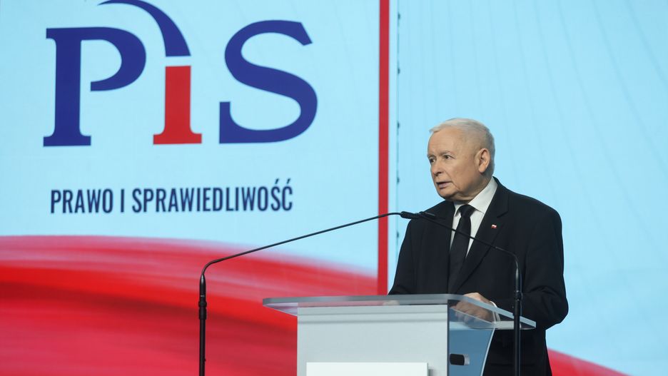 Warszawa, 09.12.2024. Prezes Prawa i Sprawiedliwości Jarosław Kaczyński podczas konferencji prasowej w siedzibie Prawa i Sprawiedliwości przy ul. Nowogrodzkiej w Warszawie, 9 bm. (ad) PAP/Albert Zawada