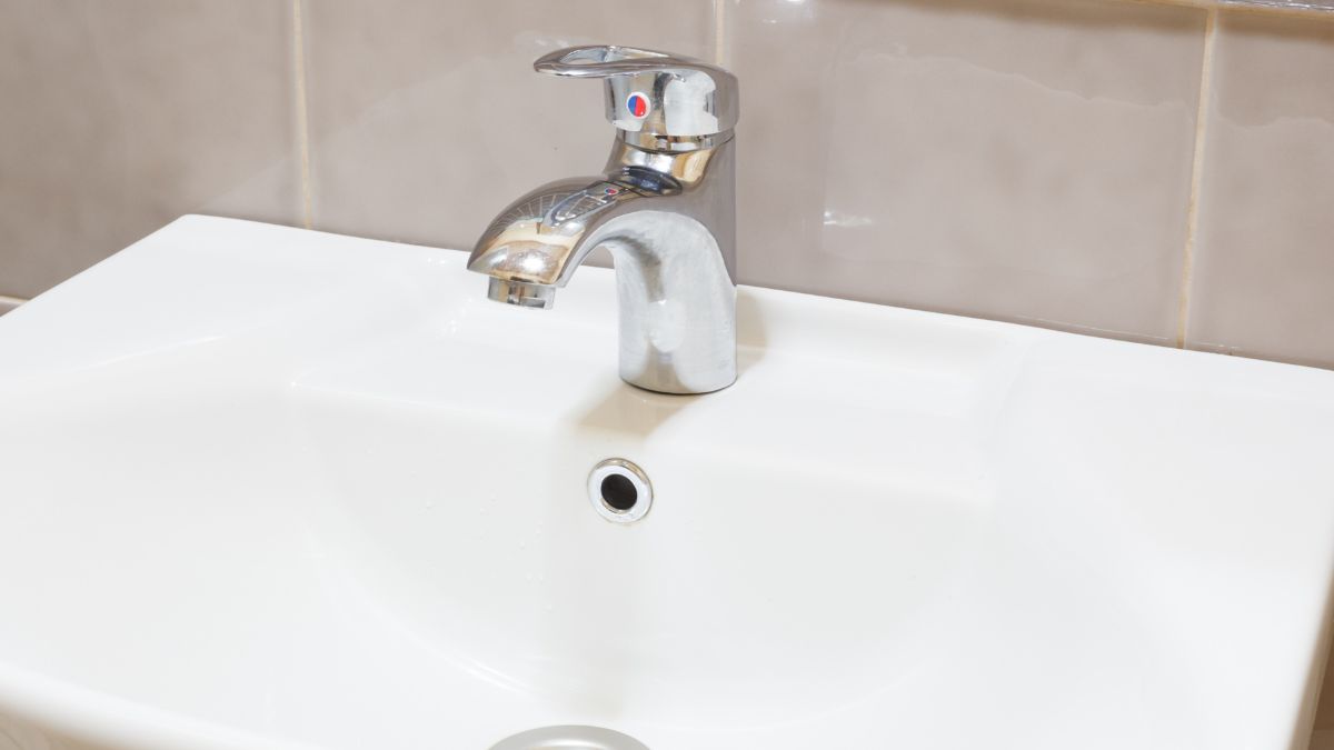 Jaką funkcję pełni otwór w zlewie i umywalce?