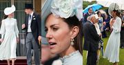 Miętowa Kate Middleton z Williamem i parasolką na podorędziu zagaduje gości na królewskim przyjęciu (ZDJĘCIA)