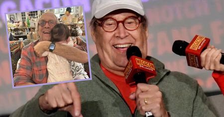 Chevy Chase z podbitym okiem. Zdjęcie słynnego komika z wnuczką zaniepokoiło fanów