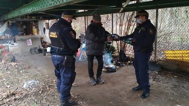 Wrocław. Straż Miejska pomaga bezdomnym w okresie zimowym. Blisko 400 zgłoszeń w dwa miesiące