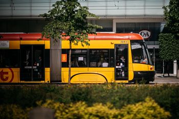 80 lat temu przywrócono ruch tramwajowy na ul. Półwiejskiej. Powinien zostać utrzymany do dziś?