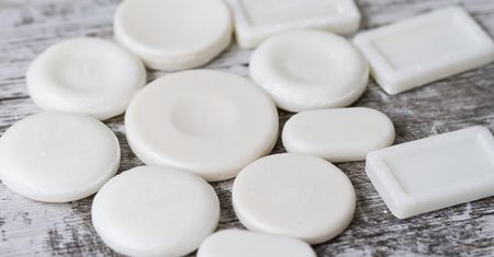 Niesłychane szare mydło. Uniwersalny kosmetyk dla cery, ciała i włosów. Masz już swoją kostkę?