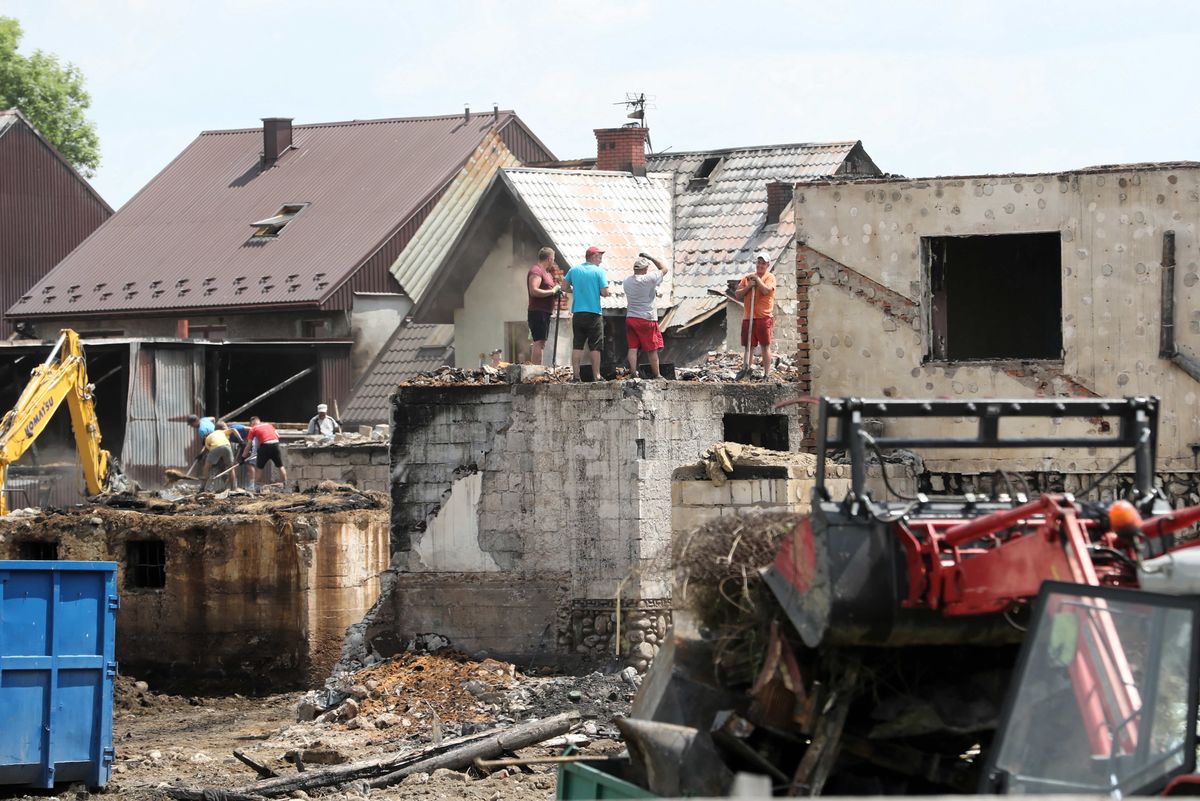 Nowa Biała, 22.06.2021. Trwa sprzątanie pogorzeliska w Nowej Białej (pow. nowotarski), 22 bm. Pożar, który wybuchł w Nowej Białej 19 bm., uszkodził 25 budynków mieszkalnych, w których mieszkało 27 rodzin - w sumie ponad 100 osób. (mr) PAP/Grzegorz Momot