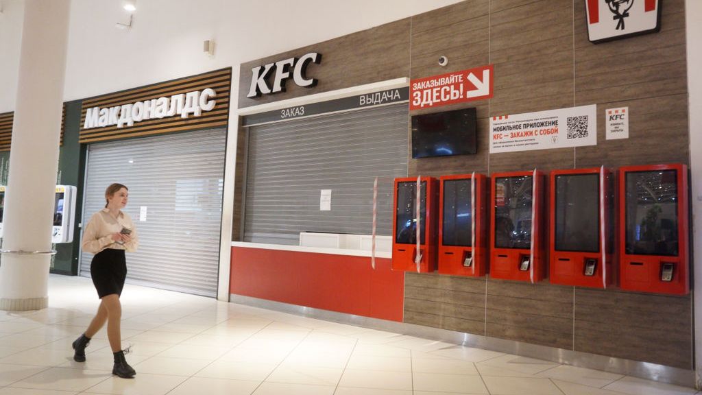 Na zdjęciu zamknięta restauracja KFC w Rosji