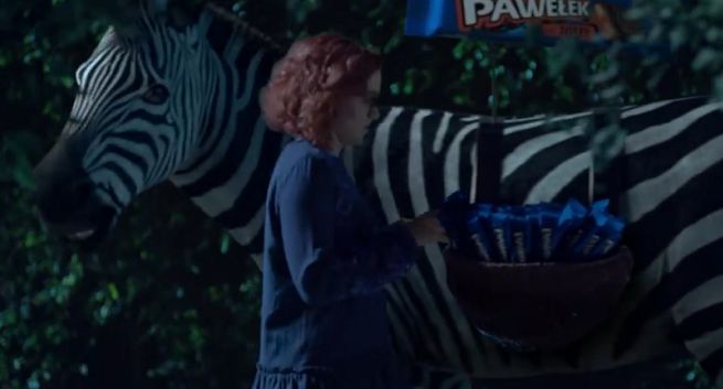 Pawełek w reklamach „budzi radność” na imprezie (wideo)