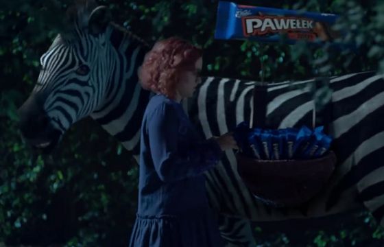 Pawełek w reklamach „budzi radność” na imprezie (wideo)