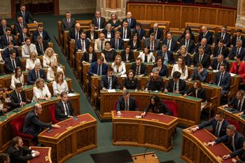 Kolejne problemy ludzi Orbana. Oskarżenia pod adresem byłego szega MON