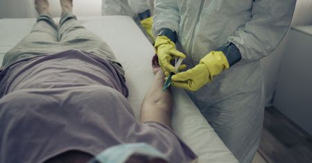 Koronawirus w Polsce. Zakażona kobieta urodziła dziecko. Uratowali ją dzięki terapii osoczem