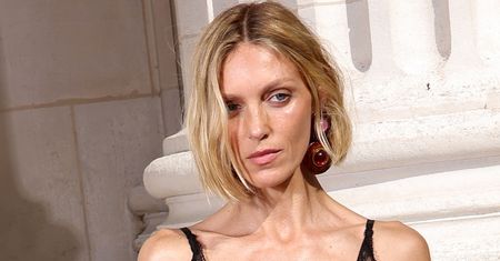 Anja Rubik nadaje z Rwandy, pozując topless (ZDJĘCIA)