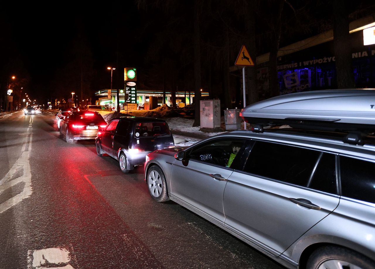 Kolejki przed jedną ze stacji paliw w centrum Zakopanego 