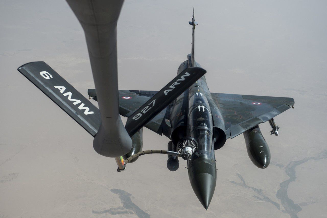 Mirage 2000D tankujący z amerykańskiego KC-135 nad Irakiem