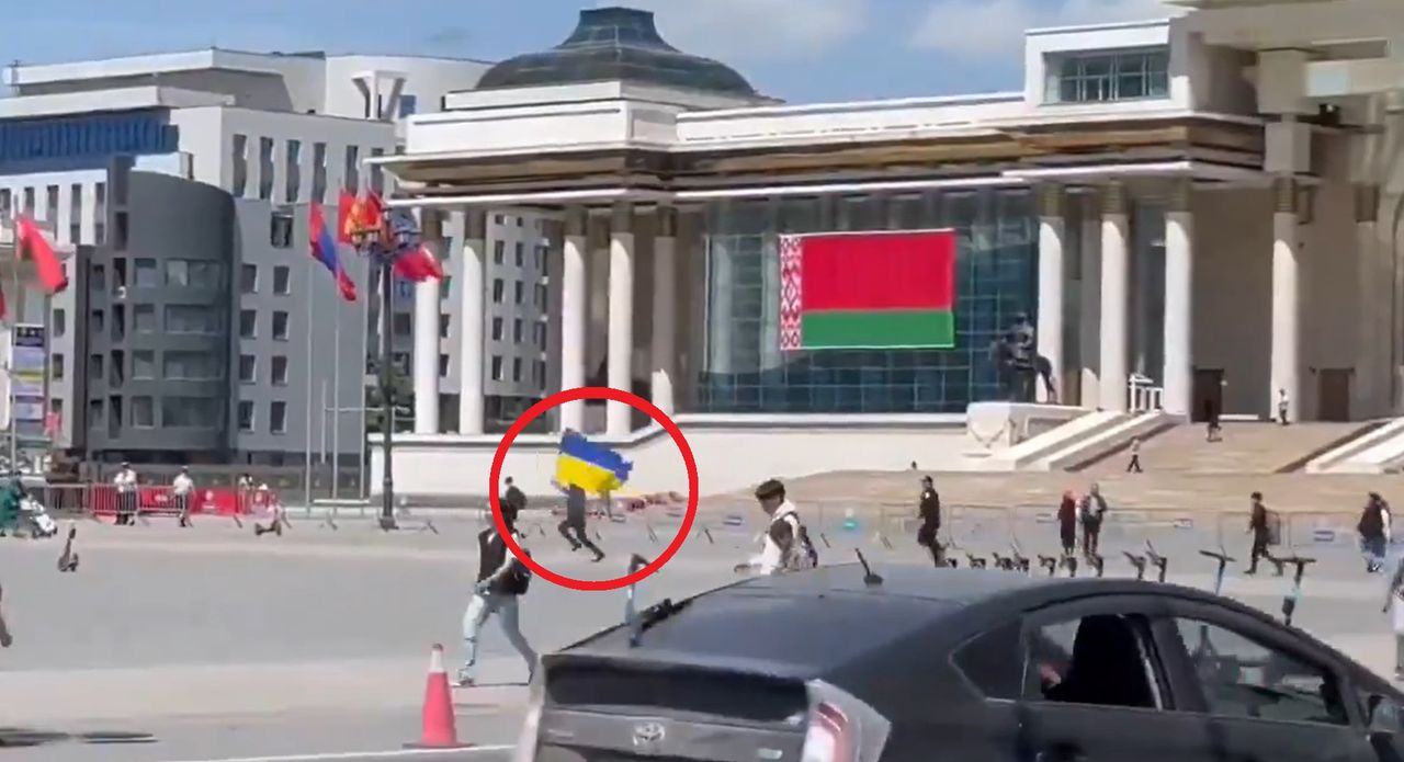 A man running with a Ukrainian flag