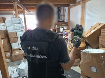 Miliony złotych w nielegalnym towarze. Skarbówka odkryła zawartość dwóch magazynów. Są zatrzymani