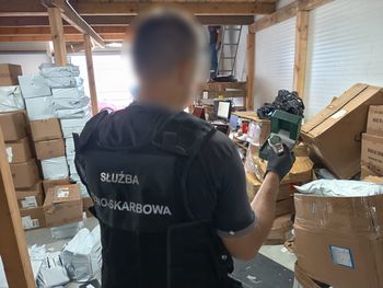 Miliony złotych w nielegalnym towarze. Skarbówka odkryła zawartość dwóch magazynów. Są zatrzymani