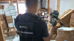 Miliony złotych w nielegalnym towarze. Skarbówka odkryła zawartość dwóch magazynów. Są zatrzymani