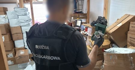 Miliony złotych w nielegalnym towarze. Skarbówka odkryła zawartość dwóch magazynów. Są zatrzymani