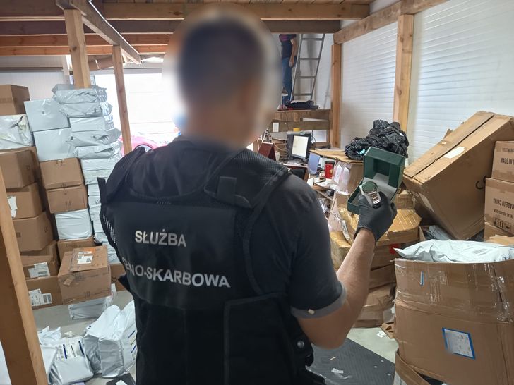 Miliony złotych w nielegalnym towarze. Skarbówka odkryła zawartość dwóch magazynów. Są zatrzymani