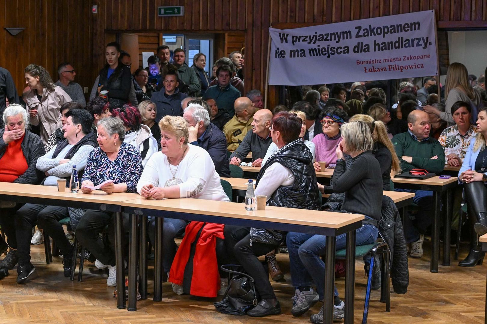Tłum mieszkańców na sesji w Zakopanem