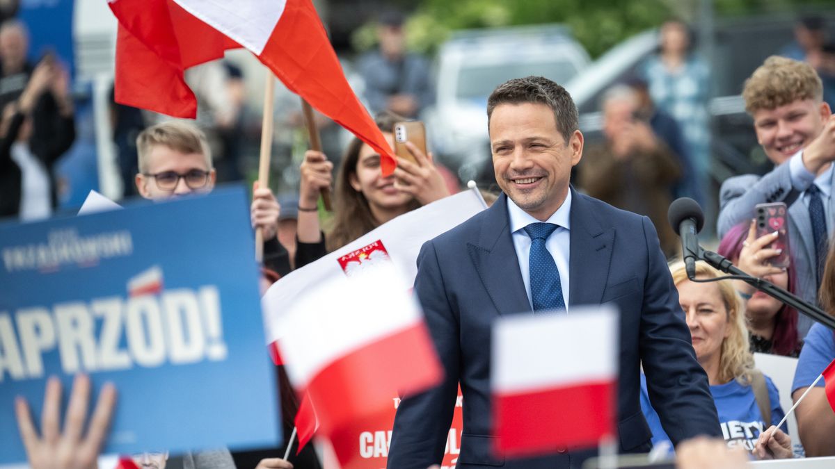 Włocławek, 30.05.2025. Wybory prezydenta RP - kampania przed II turą. Kandydat KO w drugiej turze wyborów prezydenta RP, prezydent Warszawy Rafał Trzaskowski podczas spotkania wyborczego ph. ?Przybij 5-tkę z Trzaskiem? na Starym Rynku we Włocławku, 30 bm. (ad) PAP/Tytus Żmijewski