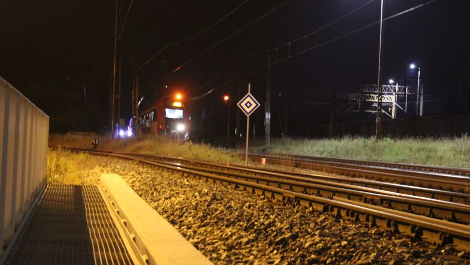 Potrącenie przez pociąg w rejonie ulicy Pod Trzema Mostami. Mężczyzna trafił do szpitala