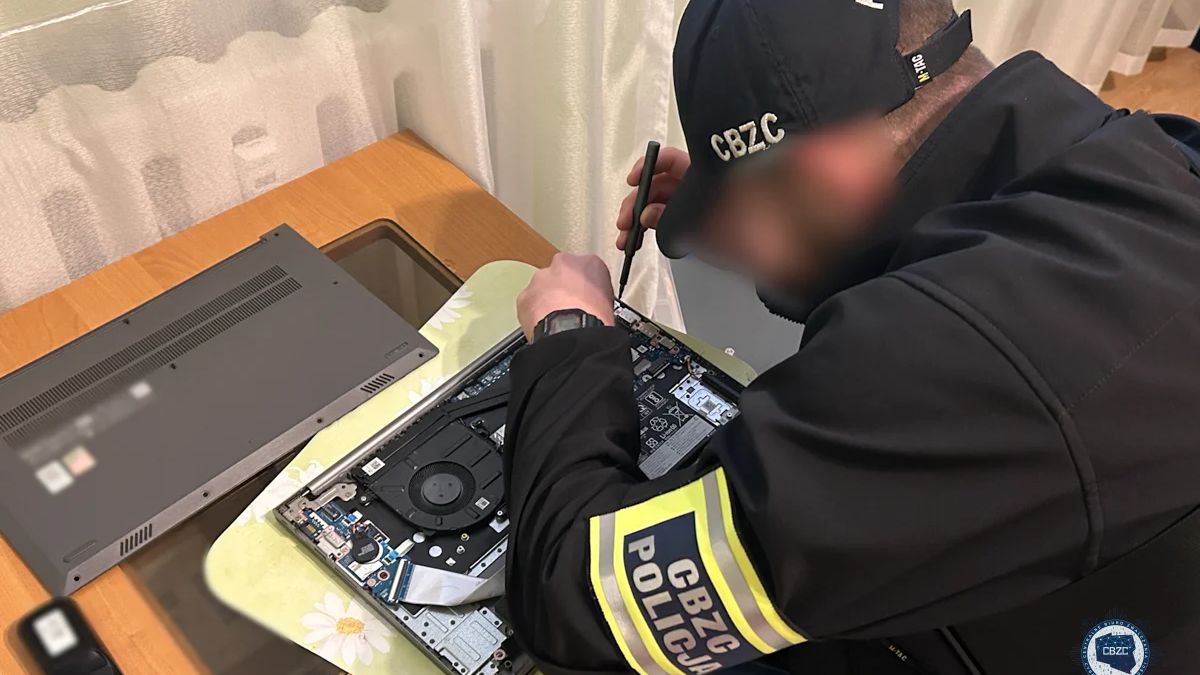 Na zdjęciu funkcjonariusz w trakcie analizy sprzętu