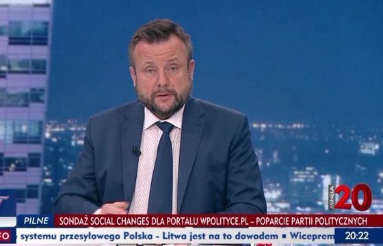 Adrian Klarenbach wraca dziś na antenę TVP Info. Ale pozostaje w "TVP3 Info"