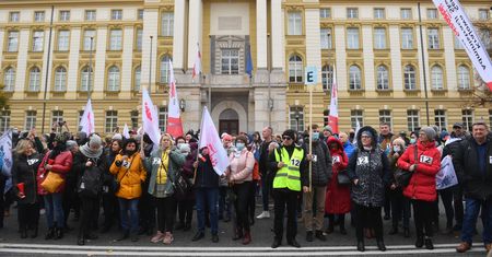 Przynieśli premierowi bryłę lodu. "Żądamy 12 procent"