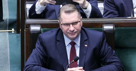 Przemysław Czarnek znów zaskoczył. W PiS muszą bronić kandydata. "To medialna operacja"