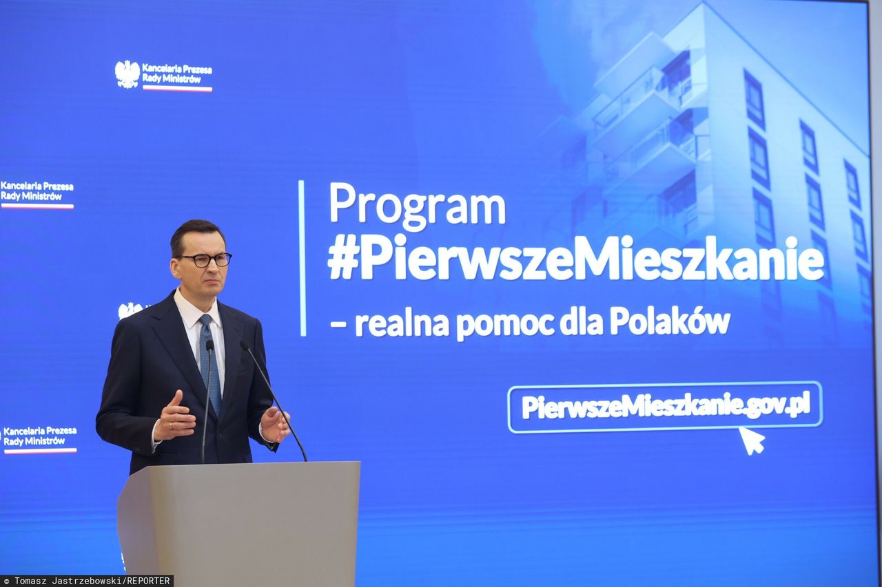 Kolejki do deweloperów w oczekiwaniu na rządowy program. "Podsuwają umowy"