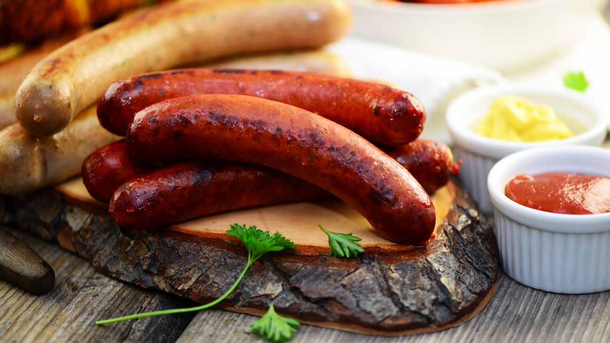 Ketchup czy musztarda? Zobacz, co jest zdrowsze do kiełbasy z grilla