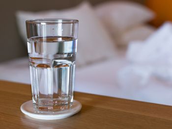 Zostawiasz na noc szklankę wody przy łóżku? Popełniasz poważny błąd