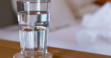 Nigdy nie zostawiaj obok łóżka. Bardzo szkodliwy nawyk