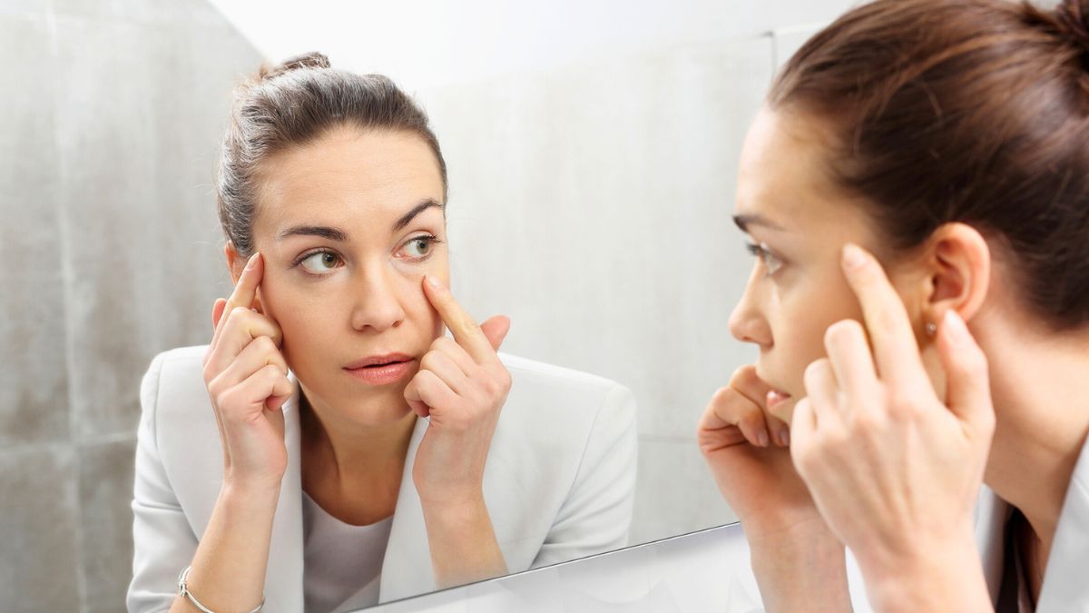 Kobieta przegląda się w lustrze