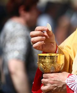 Księża zniechęcają do szczepień? "Mamy w Kościele taką wolną amerykankę"