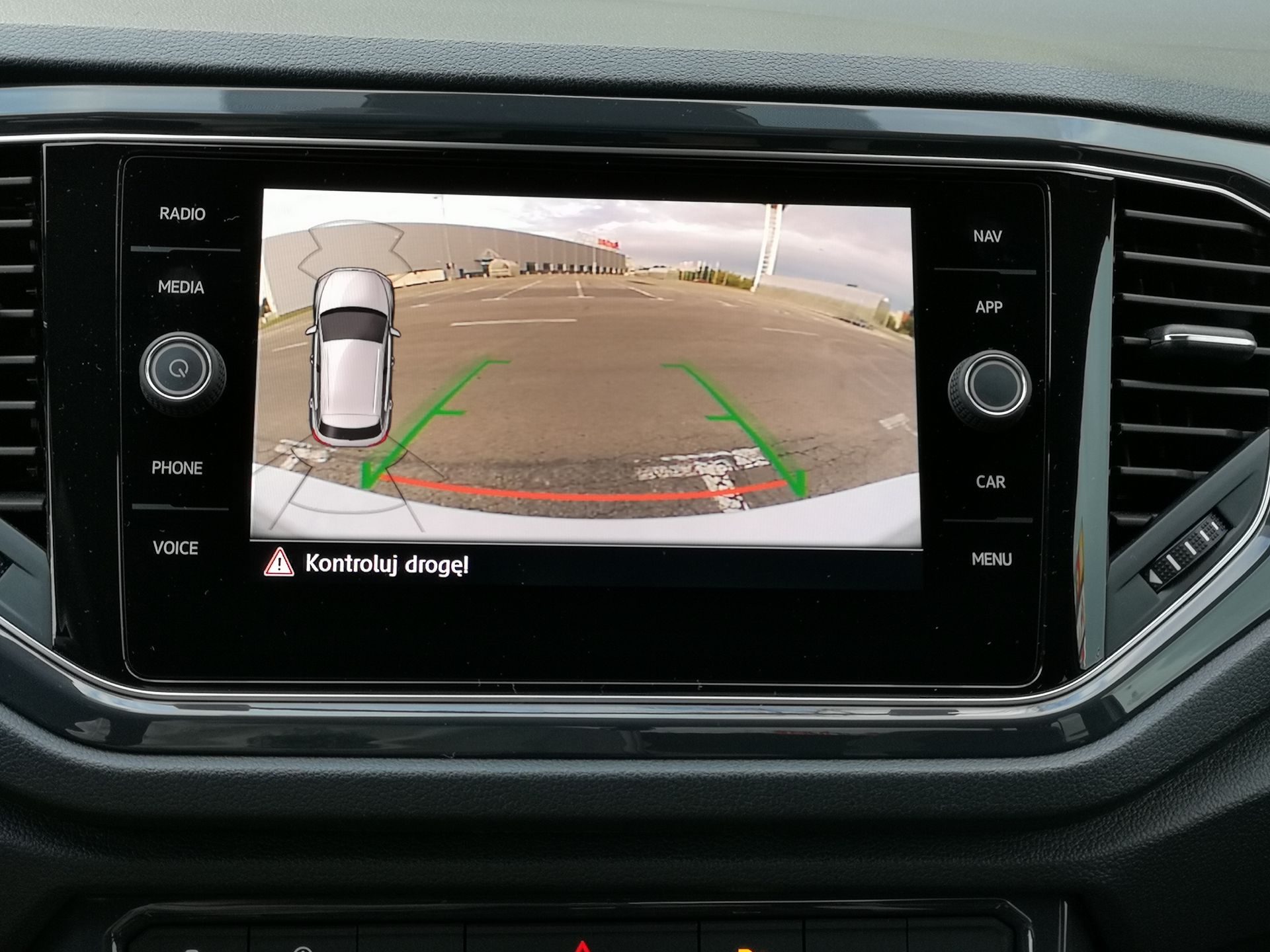 Volkswagen T-Roc: System audio Beats i asystent wyjazdu z miejsca parkingowego 13