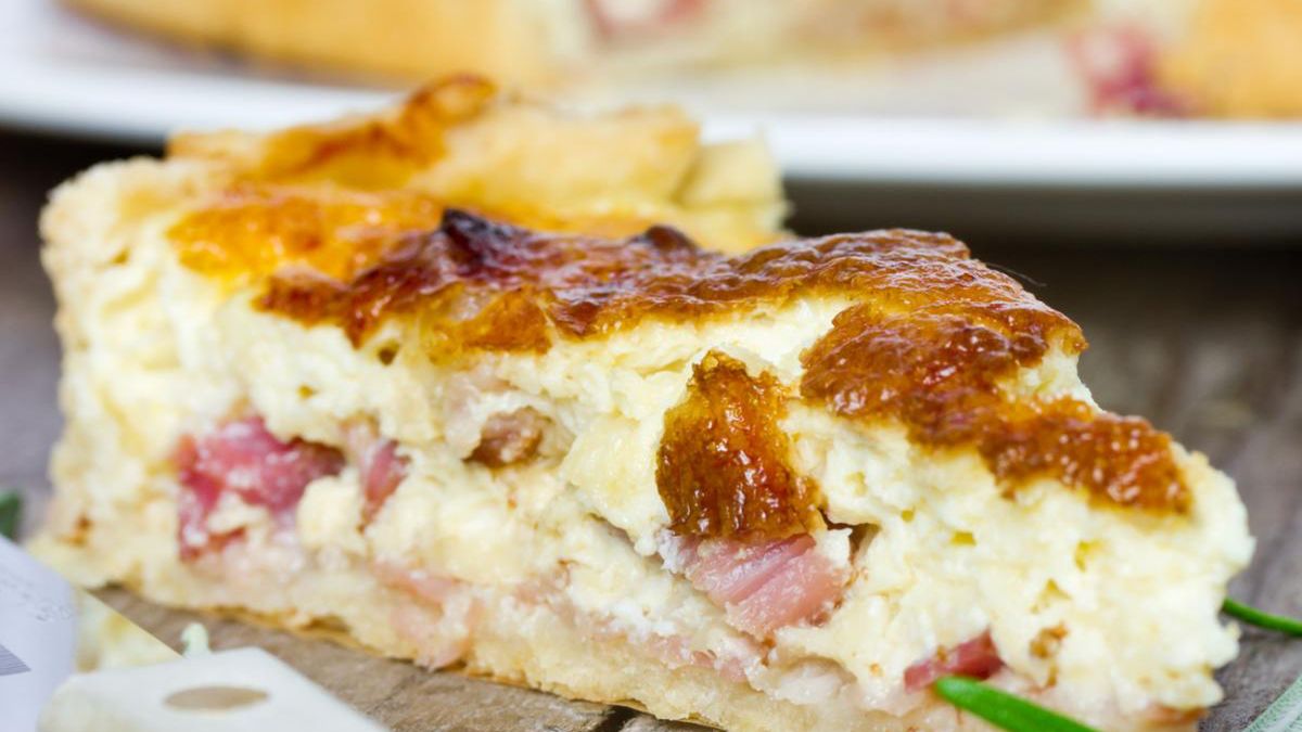 Szpekucha to pierożek lub pasztecik drożdżowy wypełniony farszem z boczku lub skwarek