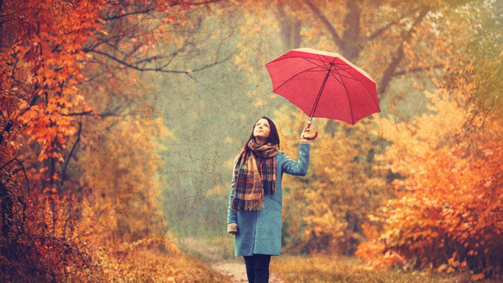 Garderobę na sezon jesienno-zimowy warto uzupełnić o stylowy szalik w kratę oraz kolorową parasolkę