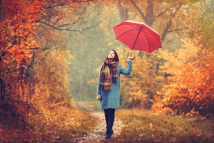 Garderobę na sezon jesienno-zimowy warto uzupełnić o stylowy szalik w kratę oraz kolorową parasolkę