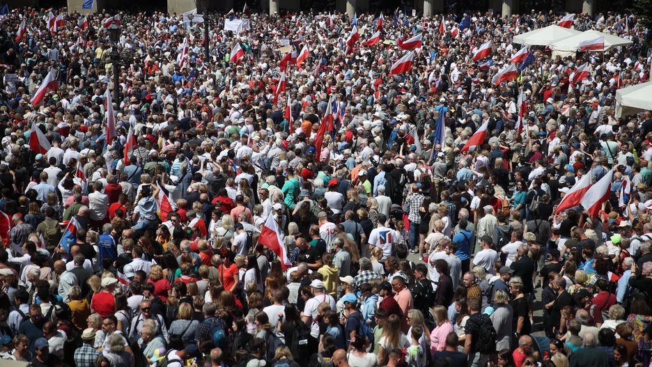 Kraków, 04.06.2023. Uczestnicy Marszu Wolności w Krakowie, 4 bm. 4 czerwca 1989 odbyły się pierwsze częściowo wolne wybory do Sejmu. Krakowski marsz to demonstracja wspierająca centralny, warszawski marsz. (mr) PAP/Łukasz Gągulski