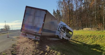 Zablokowana droga S17 z Warszawy do Lublina. Ciężarówka wpadła do rowu