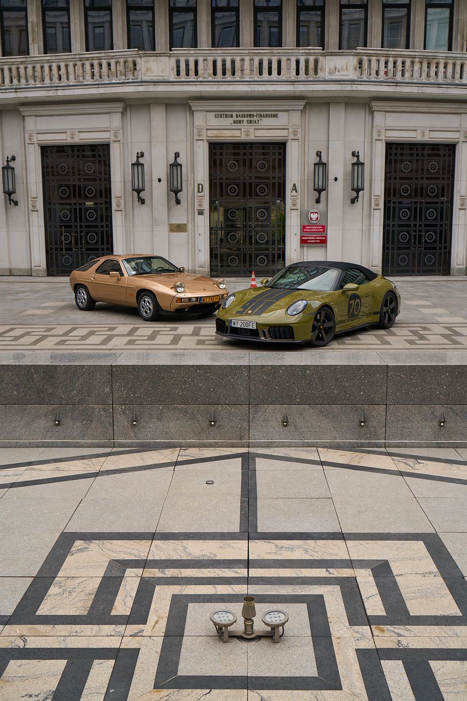 Porsche 928 (1977) i Porsche 911 Spirit 70 (2025)