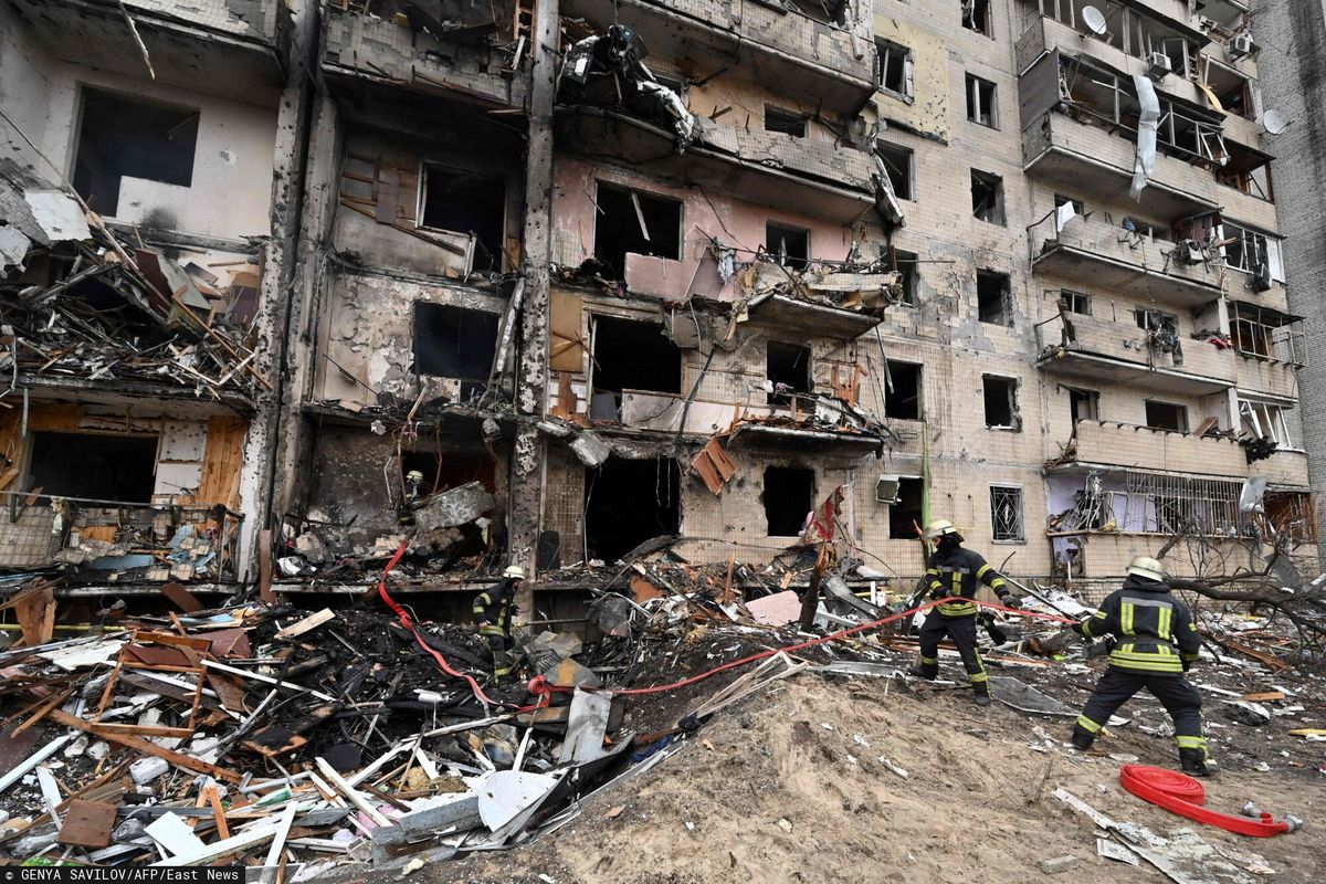 Zbombardowany przez rosyjskie siły budynek mieszkalny na przedmieściach Kijowa 