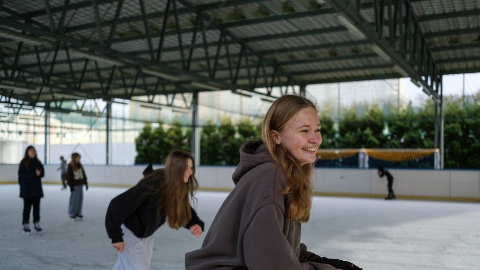 Na lodowisku przy ulicy Wojska Polskiego amatorów jazdy na łyżwach przybywa z godziny na godzinę