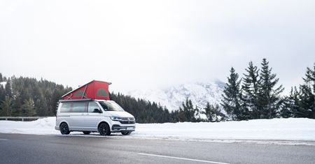 Test: Volkswagen California T6.1, czyli zima w kampervanie i dziesięć porsche na lodzie