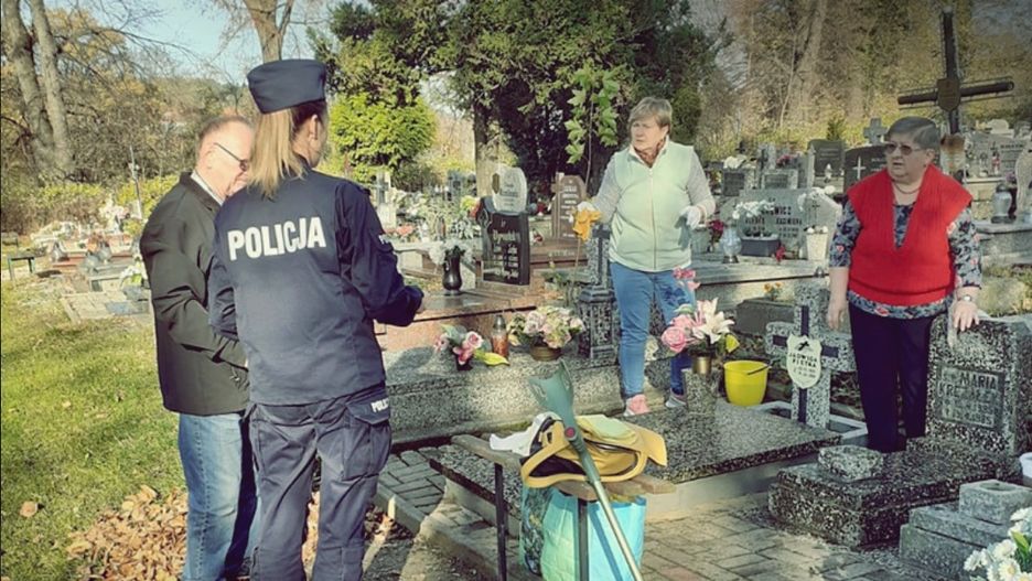 Policja informuje, na co uważać w tych dniach przebywając na cmentarzu